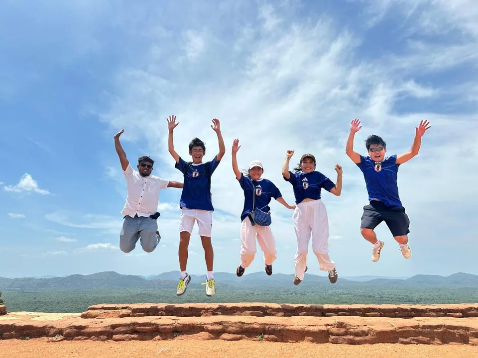 ドライバーとジャンプして記念撮影するI様ご家族